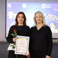 Перша заступниця Начальника ОВА Наталя Заболотна та учасниця заходу під час нагородженння