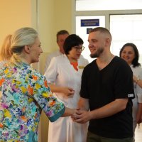 Перший заступник Начальника ОВА Наталя Заболотна вітається з лікарем рукостисканням