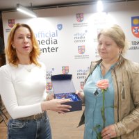 Очільниця ГО «Об’єднання родин Незламні» Вікторія Колмикова з учасницею заходу