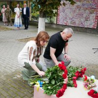 представники Департаменту охорони здоров'я та реабілітації ОВА кладуть квіти до пам’ятника медикам-захисникам України