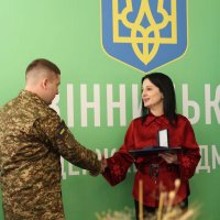 Народна депутатка України Ірина Борзова та військовий під час вручення відзнаки Верховної Ради України