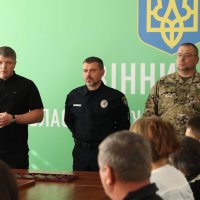 заступник Начальника ОВА Олександр Піщик, заступник начальника Департаменту поліції особливого призначення ОШБ НПУ «Лють» В’ячеслав Вусінський та Начальник ГУНП у Вінницькій області Юрій Пархоменко