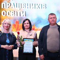 Перша заступниця Начальника ОВА Наталя Заболотна, голова Вінницької обласної Ради Вячеслав Соколовий та учасниця заходу, яка отримала нагороду