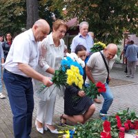 Заступник Начальника ОВА Андрій Кавунець разом з медичною спільнотою, військовослужбовцями та громадськістю вшанували хвилиною мовчання медичних працівників, які ціною власного життя рятували життя захисникам України.