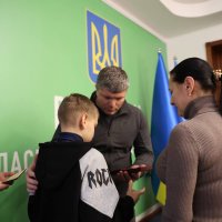 Заступник Начальника ОВА Олександр Піщик вручає державну нагороду членам родини загиблих героїв