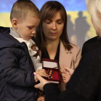 Перша заступниця Начальника ОВА Наталя Заболотна, жінка та дитина під час вручення державної нагороди