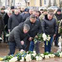 заступник Начальника ОВА Олександр Піщик та учасники заходу кладуть квіти до скульптурної композиції «Дерево Свободи»