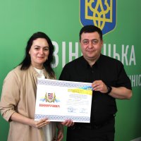 Заступник начальника ОВА Андрій Кавунець та учасниця заходу