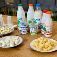 На столі стоїть молочна продукція