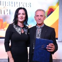 Народна депутатка України Ірина Борзова та учасник заходу, який отримав нагороду