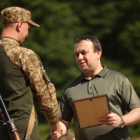 Начальник ОВА Сергій Борзов вручає Почесну грамоту військовому