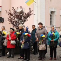 представники громадськості під час церемонії покладання квітів