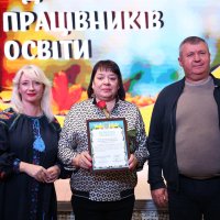 Перша заступниця Начальника ОВА Наталя Заболотна, голова Вінницької обласної Ради Вячеслав Соколовий та учасниця заходу, яка отримала нагороду