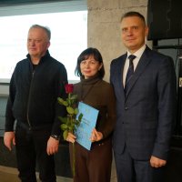 заступник Начальника ОВА Сергій Здітовецький, директор Департаменту міжнародного співробітництва та регіонального розвитку ОВА Ігор Цехановський та учасниця заходу під час нагородження