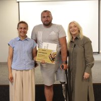 Міністерка у справах ветеранів України Наталія Калмикова та перша заступниця начальника Вінницької ОВА Наталя Заболотна під час вручення сертифікатів на придбання житла учасникам бойових дій та родинам загиблих Героїв