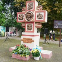 квіти біля пам’ятника медикам-захисникам України