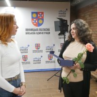 Очільниця ГО «Об’єднання родин Незламні» Вікторія Колмикова з учасницею заходу