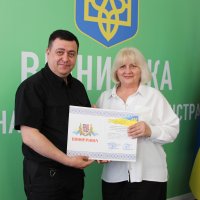 Заступник начальника ОВА Андрій Кавунець та учасниця заходу
