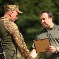 Начальник ОВА Сергій Борзов вручає Почесну грамоту військовому