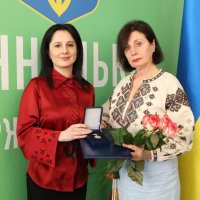 Народна депутатка України Ірина Борзова та фахівчиня, що отримала відзнаку Верховної Ради України