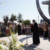 Священнослужитель та громадськість біля Меморіалу пам'яті жертв російського обстрілу міста 14 липня 2022 року 