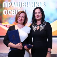 Народна депутатка України Ірина Борзова та учасниця заходу, яка отримала нагороду