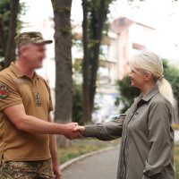 Перша заступниця Начальника ОВА Наталя Заболотна та військовий