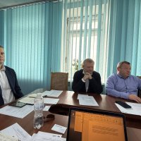 Учасники зустрічі сидять за столом