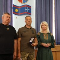 Вручення почесних відзнак «За заслуги перед Вінниччиною» на сесії обласної ради.