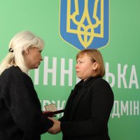 Перша заступниця Начальника ОВА Наталя Заболотна та жінка під час вручення посмертних нагород