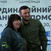 Начальник Херсонської обласної військової адміністрації Олександр Прокудін та учасниця заходу