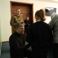 Заступник Начальника ОВА Олександр Піщик та люди у приміщенні