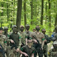 учасники військово-патріотичного вишколу під час гри в страйкбол