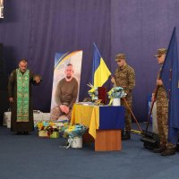 учасники заходу, які вшановують пам'ять Героя України, вінничанина Дениса Лабунського