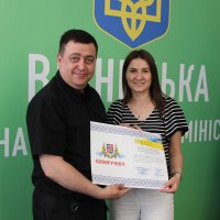Заступник начальника ОВА Андрій Кавунець та учасниця заходу
