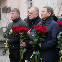 Заступники Начальника ОВА Олександр Піщик та Сергій Здітовецький, а також Вінницький міський голова Сергій Моргунов з квітами в руках під час вшанування пам’яті загиблих Героїв, яке відбулося на площі Тараса Шевченка