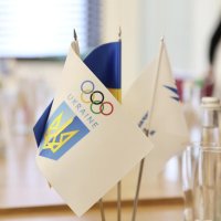 Прапори України та Національного олімпійського комітету України
