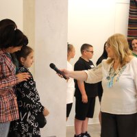 Координаторка проєкту «Родина для кожної дитини: розвиток сімейного патронату» Тетяна Галузинська з патронатними вихователями і дітьми