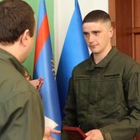 Начальник ОВА Сергій Борзов вручає нагороду військовому