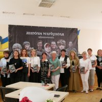Директорка Департаменту інформаційної діяльності та комунікацій з громадськістю ОВА Світлана Юзвак та учасники презентації книги пам’яті «Янголи Маріуполя»