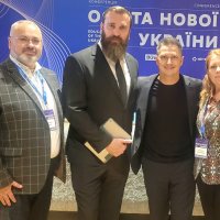 Міністр освіти і науки України Оксен Лісовий, т.в.о. директора Департаменту гуманітарної політики Вінницької ОВА Тетяна Каменщук та учасники заходу