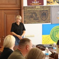 Начальник головного управління Пенсійного фонду України у Вінницькій області Олена Корчака та люди у приміщенні