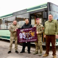 Начальник ОВА Сергій Борзов та військові біля автобуса