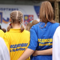 Дівчата у футболках з написом «МСДЮСШОР з баскетболу»