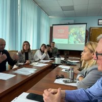 Учасники зустрічі сидять за столом