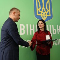 Народна депутатка України Ірина Борзова та директор Департаменту міжнародного співробітництва та регіонального розвитку ОВА Ігор Цехановський під час вручення відзнаки Верховної Ради України