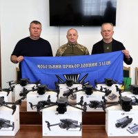 Заступник начальника ОВА Сергій Здітовецький, голова обласної Ради Вячеслав Соколовий та  військовий