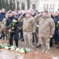 учасники заходу кладуть квіти до скульптурної композиції «Дерево Свободи»