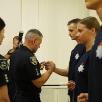 Начальник ГУНП у Вінницькій області Юрій Пархоменко вручає жетон кадету