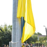 військовослужбовці тримають Державний Прапор України
